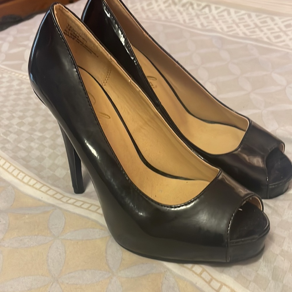 Woman’s heels - Picture 4 of 5